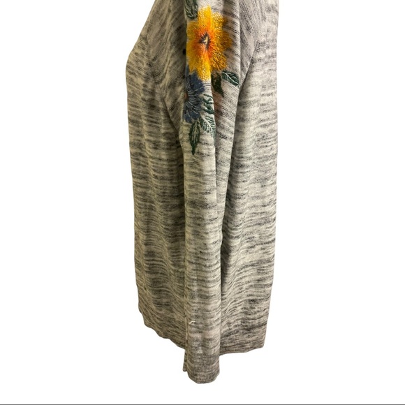 Torrid womens grey white space dye knit sunflower embroidery size 2 plus… - Picture 10 of 12